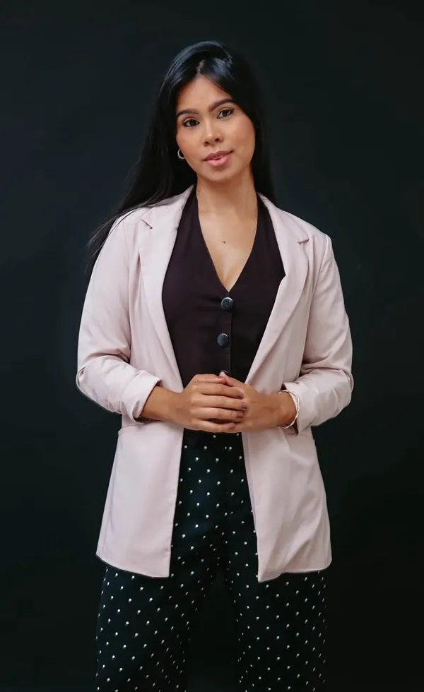 Marcela Natani, psicóloga perita e assistente técnica judicial, em estúdio